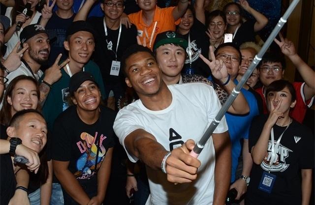 意媒：孔蒂明天回归那不勒斯，要求冬窗实质性引援以重振球队（意媒称孔蒂将于明日重返那不勒斯，要求冬窗重磅补强助球队反弹）