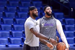 每体：拉菲尼亚今天回俱乐部康复训练，预计不会立即开始合练（每体：拉菲尼亚今日返队进行康复，短期内不参加合练）