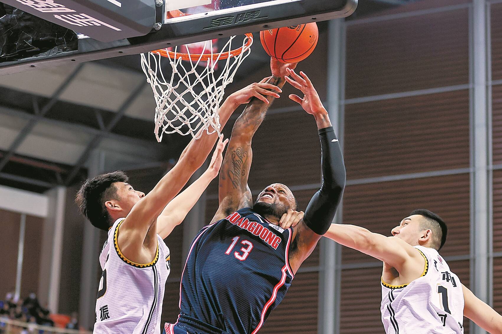 皮克：巴萨是所有冠军的有力竞争者，包括欧冠冠军（皮克：巴萨有实力角逐所有冠军，欧冠也不例外）