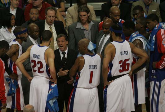 判若两队，武汉三镇前14轮5胜3平6负，后16轮1胜4平11负（两极反差！武汉三镇前14轮5胜3平6负，后16轮仅1胜4平11负）