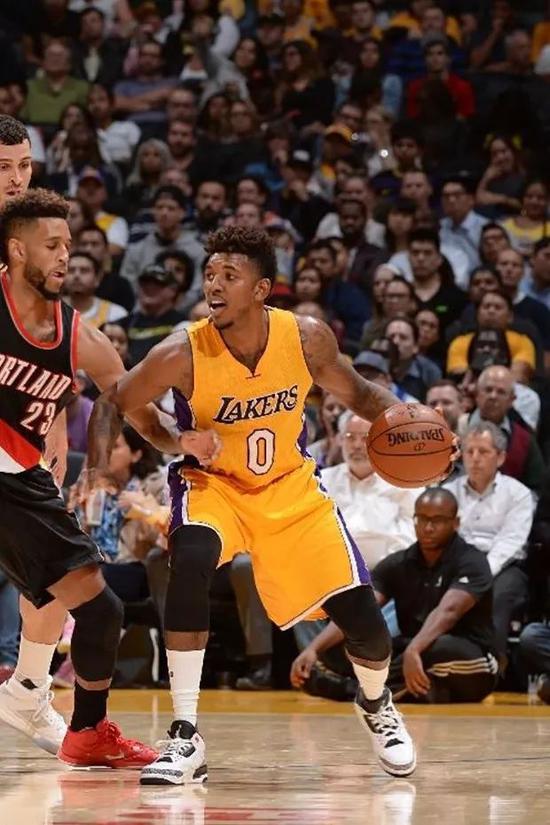 在上海旅游的奇塔迪尼重返海港俱乐部，拜访昔日教练和队友（游沪期间，奇塔迪尼回到海港俱乐部看望旧帅旧友）