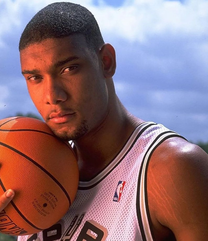 为国出战14次打进1球，尹鸿博获得印有19号的国足纪念球衣（尹鸿博获国足19号纪念球衣：14次出场打入1球）